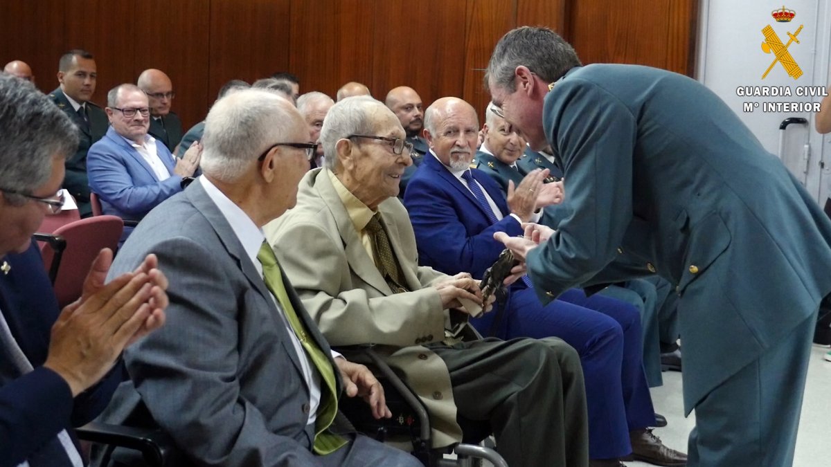 El coronel Arturo Prieto felicita a José Torcuato