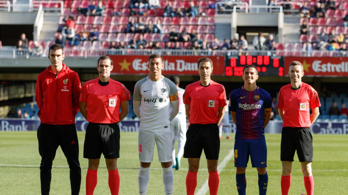 Cordero Vega con los capitanes de Almería y Barça B.