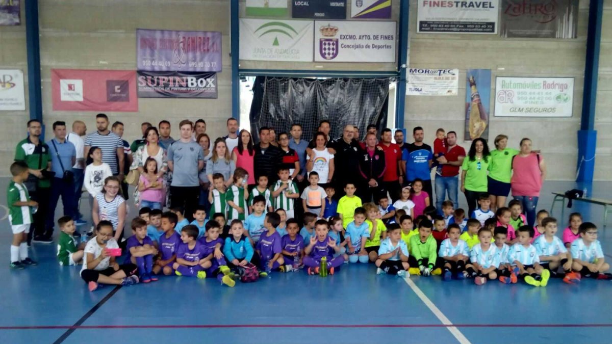 Los equipos participantes en el centro de la pista.