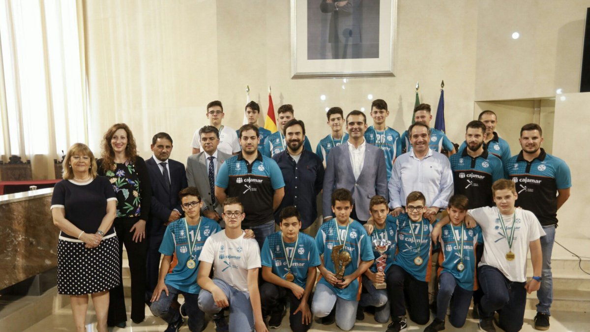 El alcalde con los jugadores del Urci.