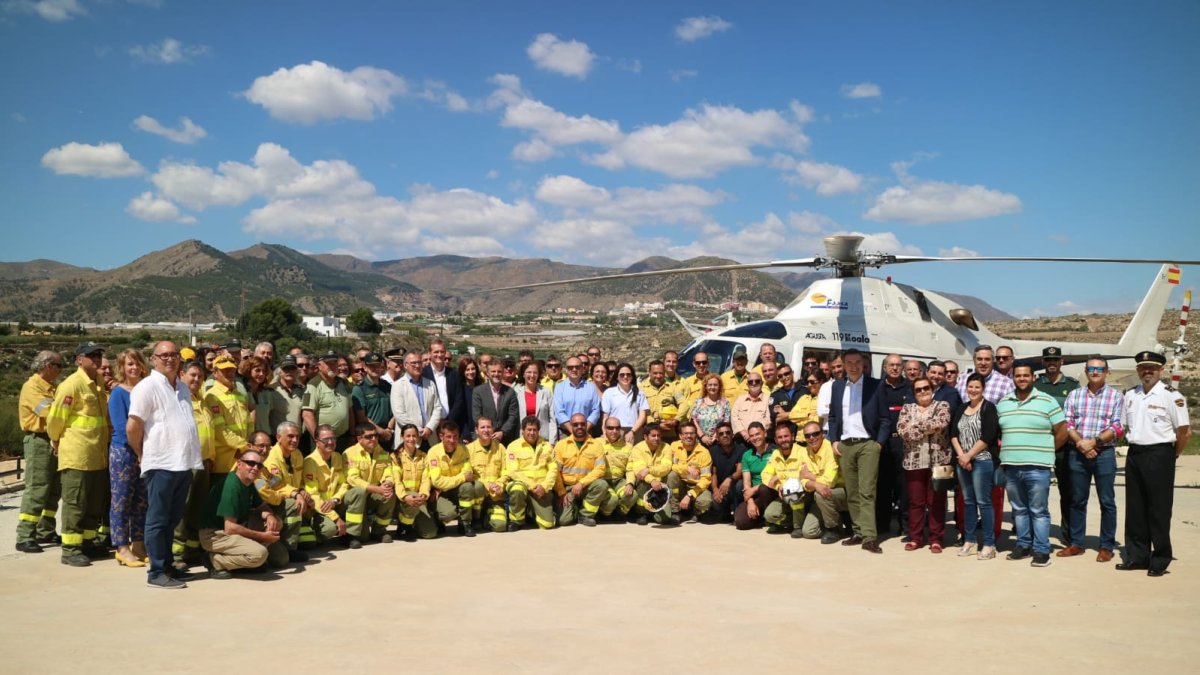 Efectivos del Infoca con autoridades y el consejero en Alhama de Almería.