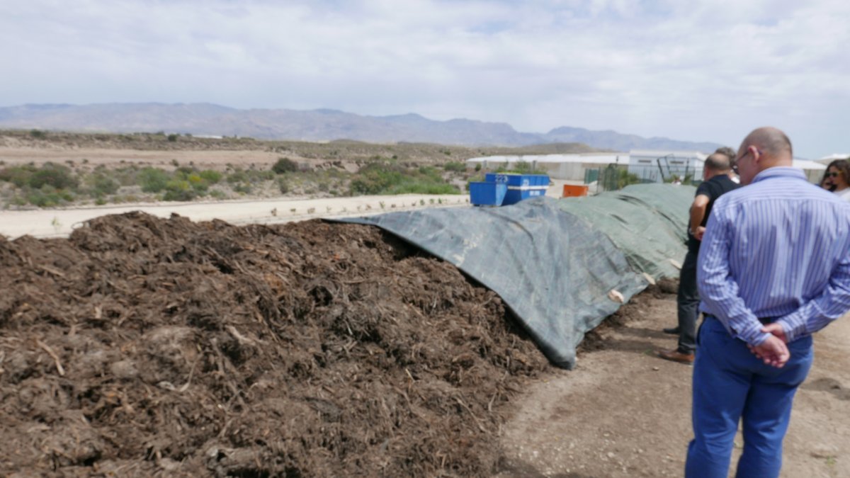 Fabricación de compost a partir de restos vegetales en una parcela de Bio Campojoyma, una empresa agroalimentaria almeriense.