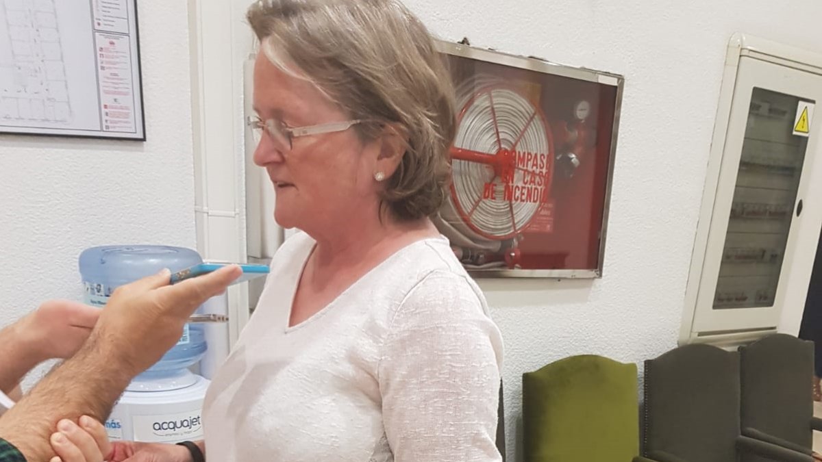 La exconcejal y presidenta de AUAN Maura Hillen anunciando esta mañana su decisión.