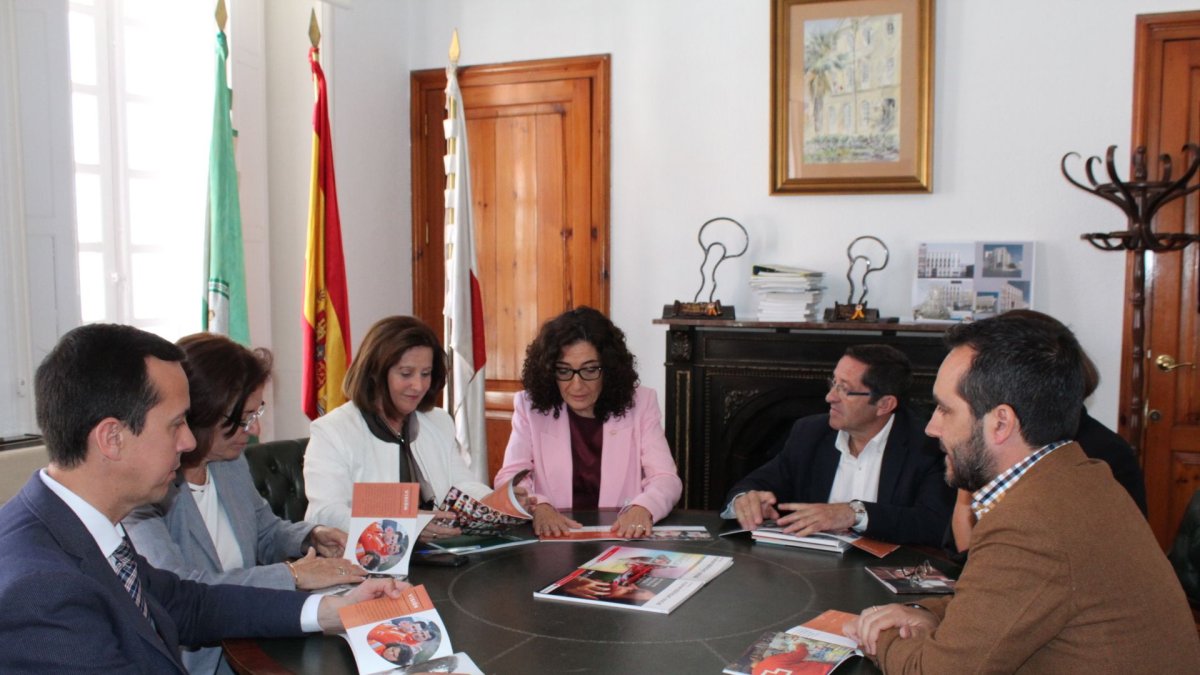 La consejera de Igualdad con la presidenta de Cruz Roja durante su visita hoy a las instalaciones de la entidad en Almería.