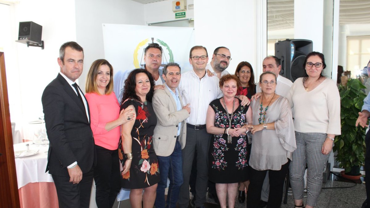 Miembros de la Junta de Gobierno del Colegio del Colegio de Graduados Sociales de Almería acompañan a Dolores Muñoz (en el centro).