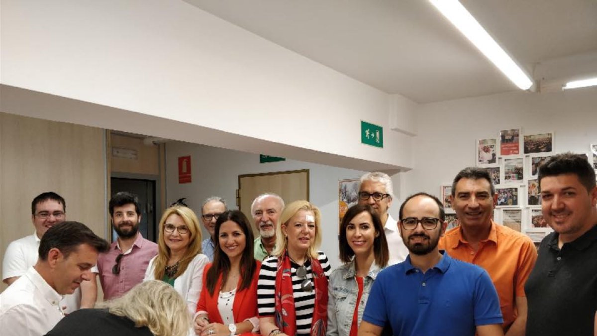 Equipo de Pérez Navas entregando los avales