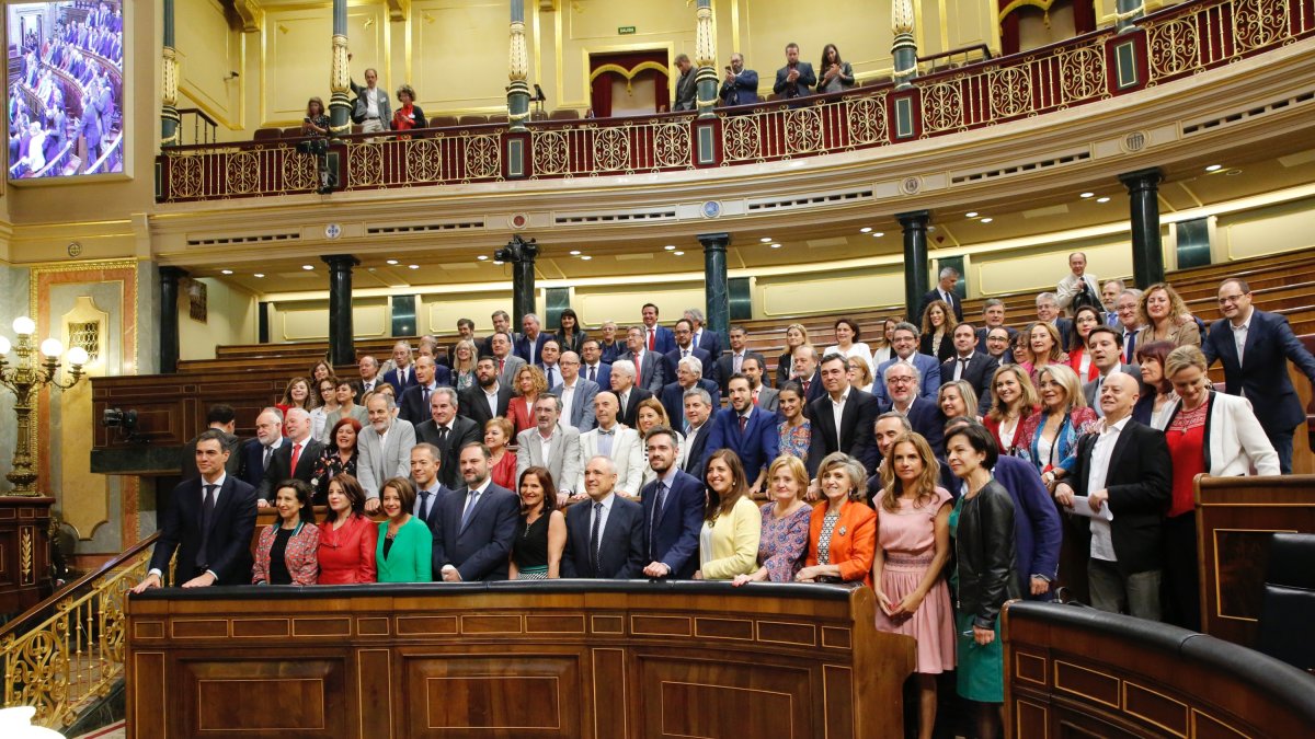 Pedro Sánchez y los diputados socialistas.