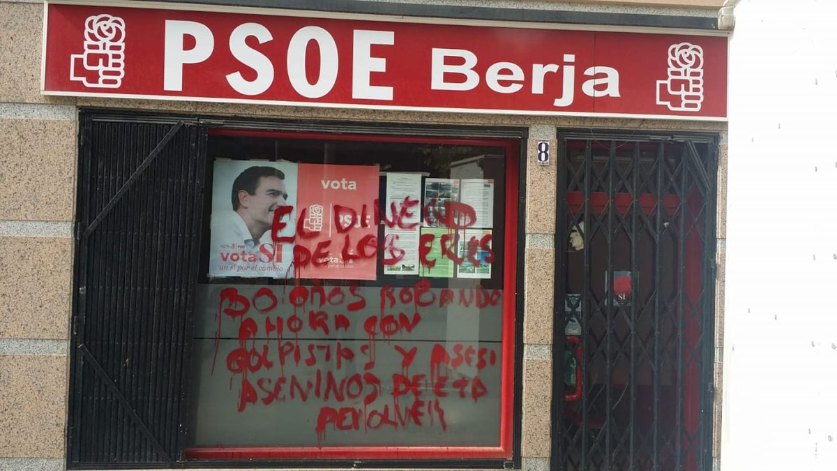 Pintada en la sede del PSOE de Berja.