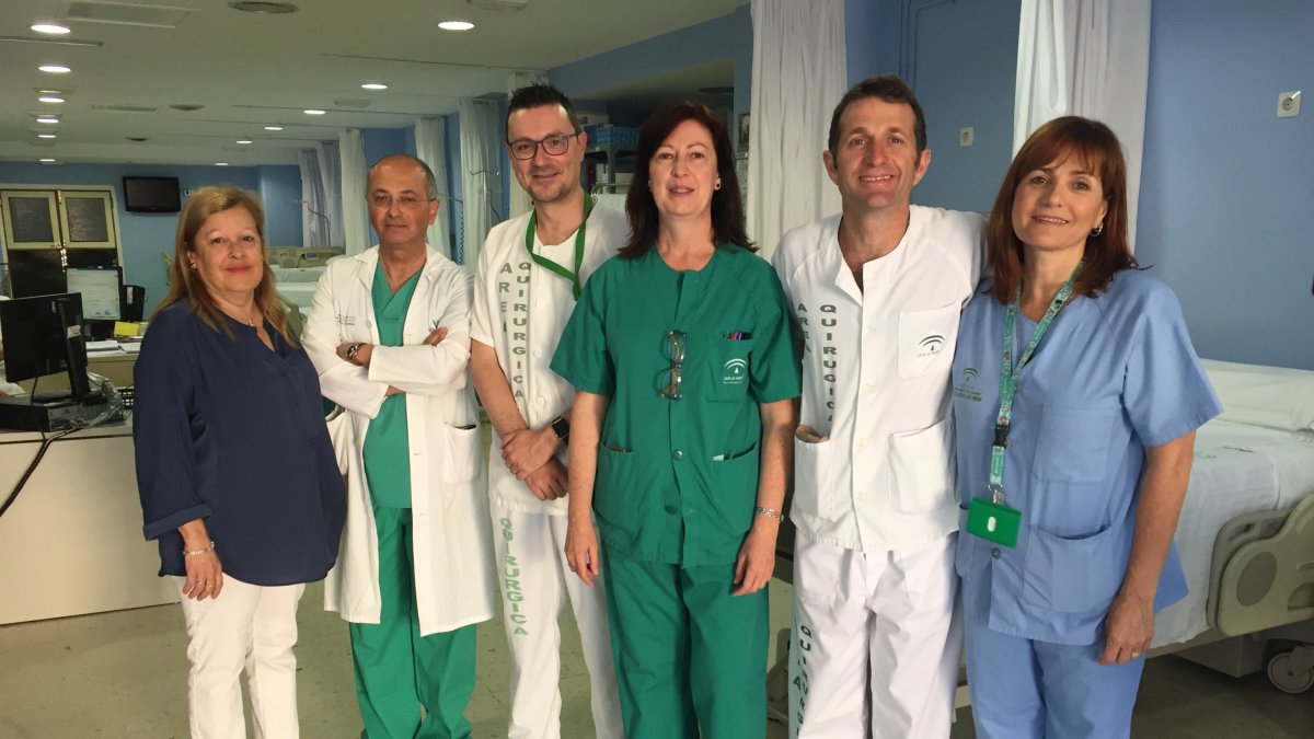 Parte del equipo médico que viajará a Mozambique en misión humanitaria fotografiado en Torrecárdenas.