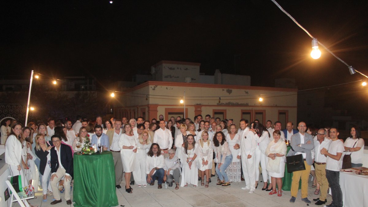 Asistentes a la Fiesta en Blanco que organizó Congresur.