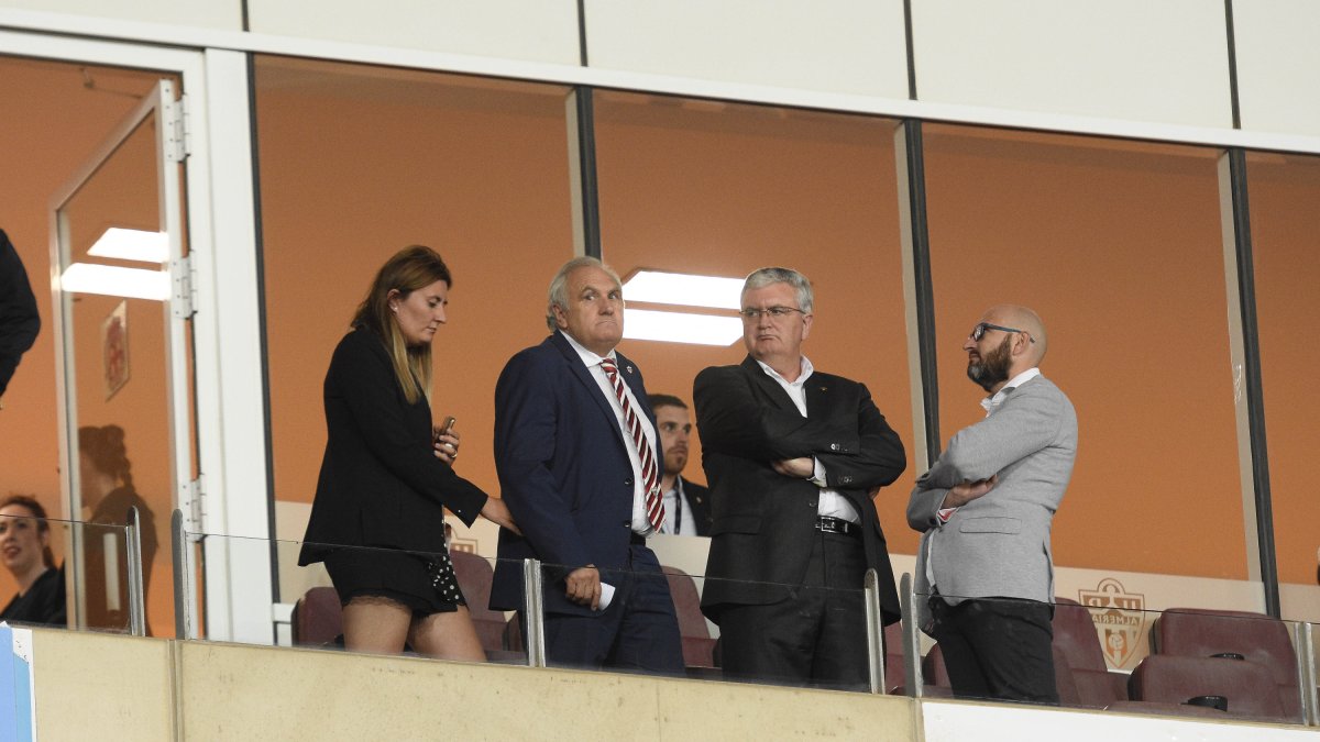 Alfonso García y sus directivos en el palco del Mediterráneo.