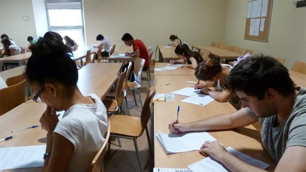 Cerca de 300.000 alumnos se examinarán de Selectividad en toda España desde la próxima semana.