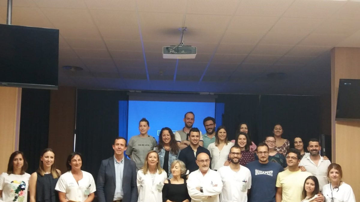 Foto de familia con los especialistas internos residentes (EIR) entrantes y con los que ya han acabado su formación.