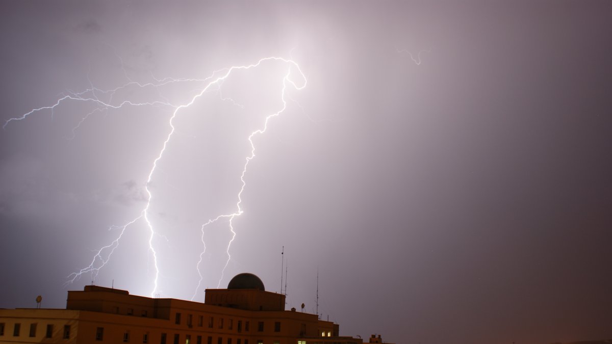 Tormenta captada sobre Almería la pasada semana; un fenómeno que puede repetirse en el mes de junio, sobre todo en el interior. Foto Josemi García