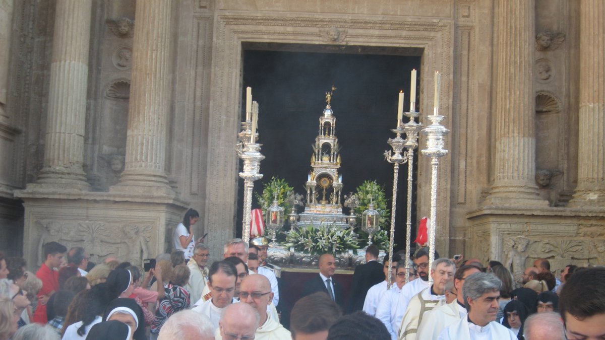 Tras el rezo de las Vísperas, a las 7 de la tarde asomó por la puerta de la Catedral la procesión del Corpus Christi.