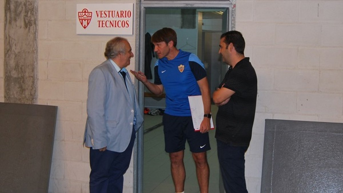 Alfonso García en el vestuario de los técnicos con Joan Carrillo.