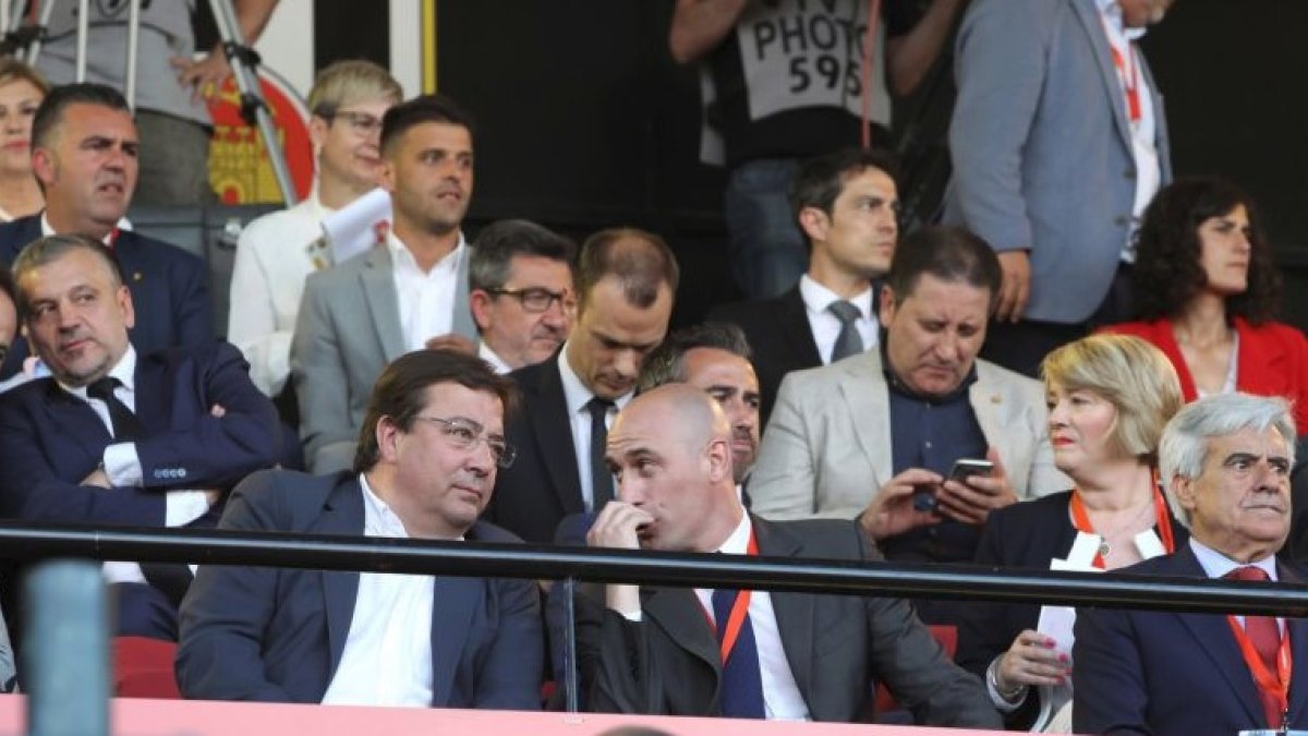 Luis Rubiales con el presidente de Extremadura.