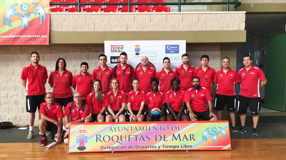 Foto de familia con los entrenadores del club.