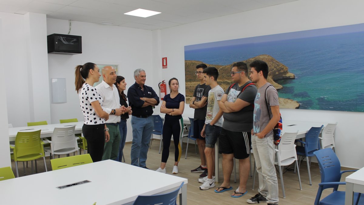 El alcalde conversa con estudiantes en la Biblioteca.