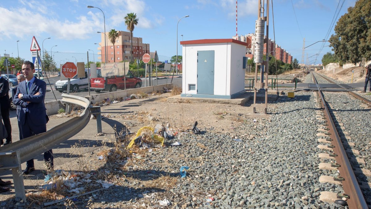 El alcalde de Almería visitando la zona de las vías en El Puche