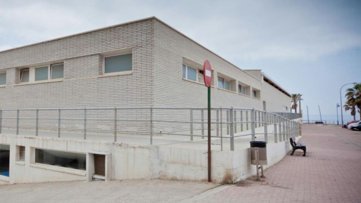 Fachada de la piscina municipal abderitana.