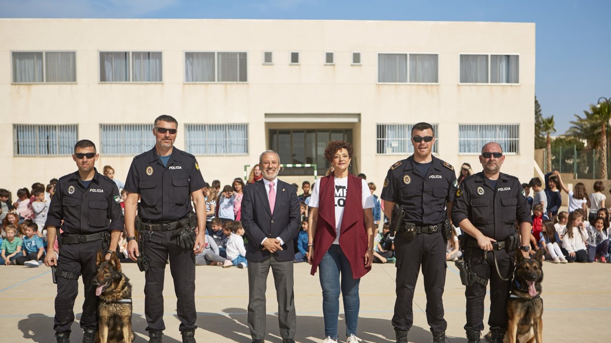 Unidad canina k9 en una exhibición en los colegios, con el alcalde Félix López y la concejal Francisca García.