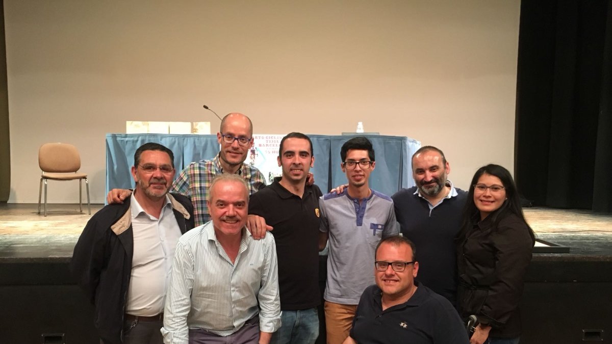 La directiva del Banco de Libros tras la presentación del desafío ciclista.