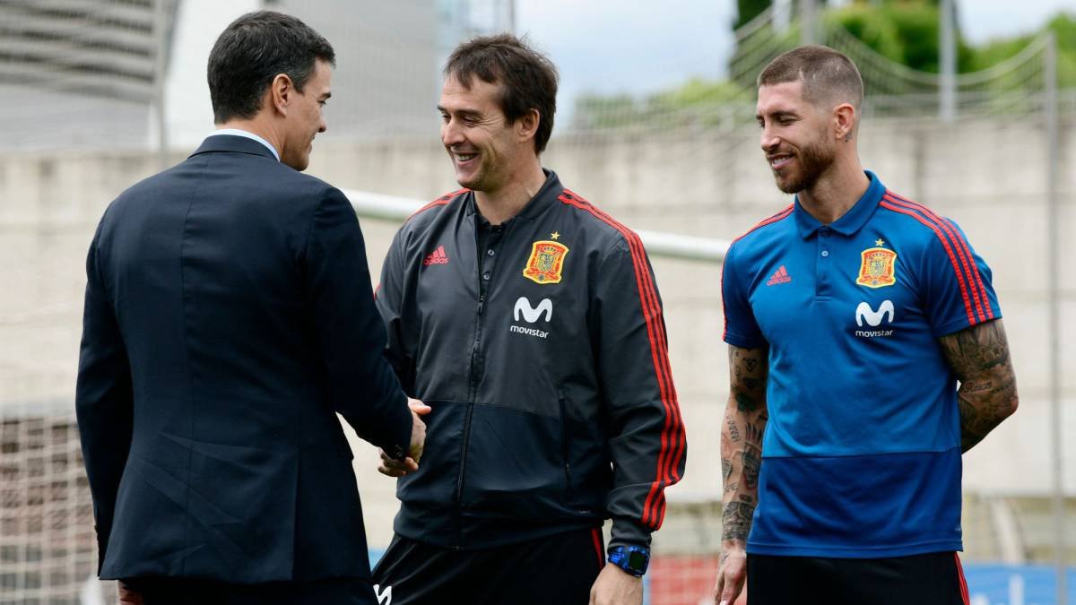 Pedro Sánchez saluda a Julen.