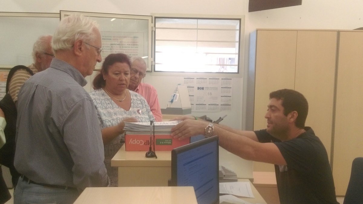 Entrega del documento en el registro, esta mañana.