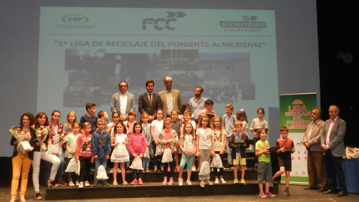 Entrega de obsequios tras la I Liga del Reciclaje del Poniente Almeriense.