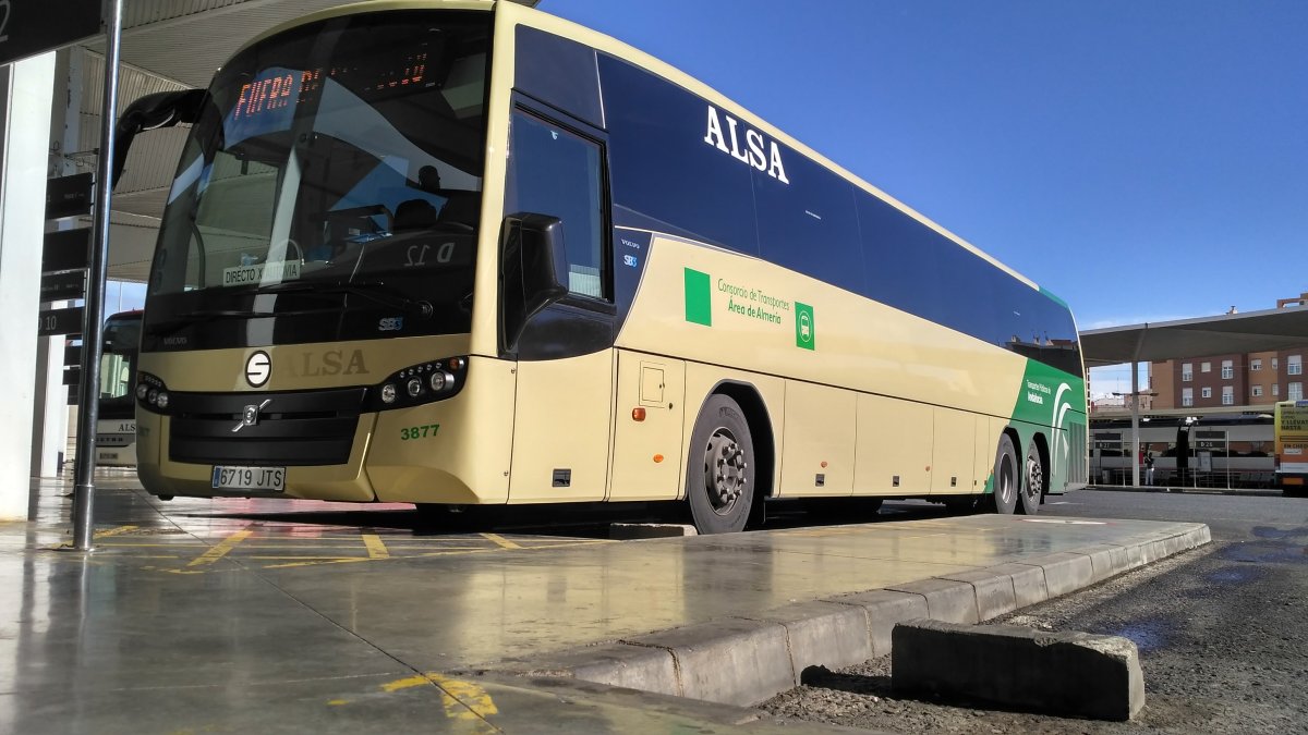Autobús de transporte metropolitano aparcado en el andén.