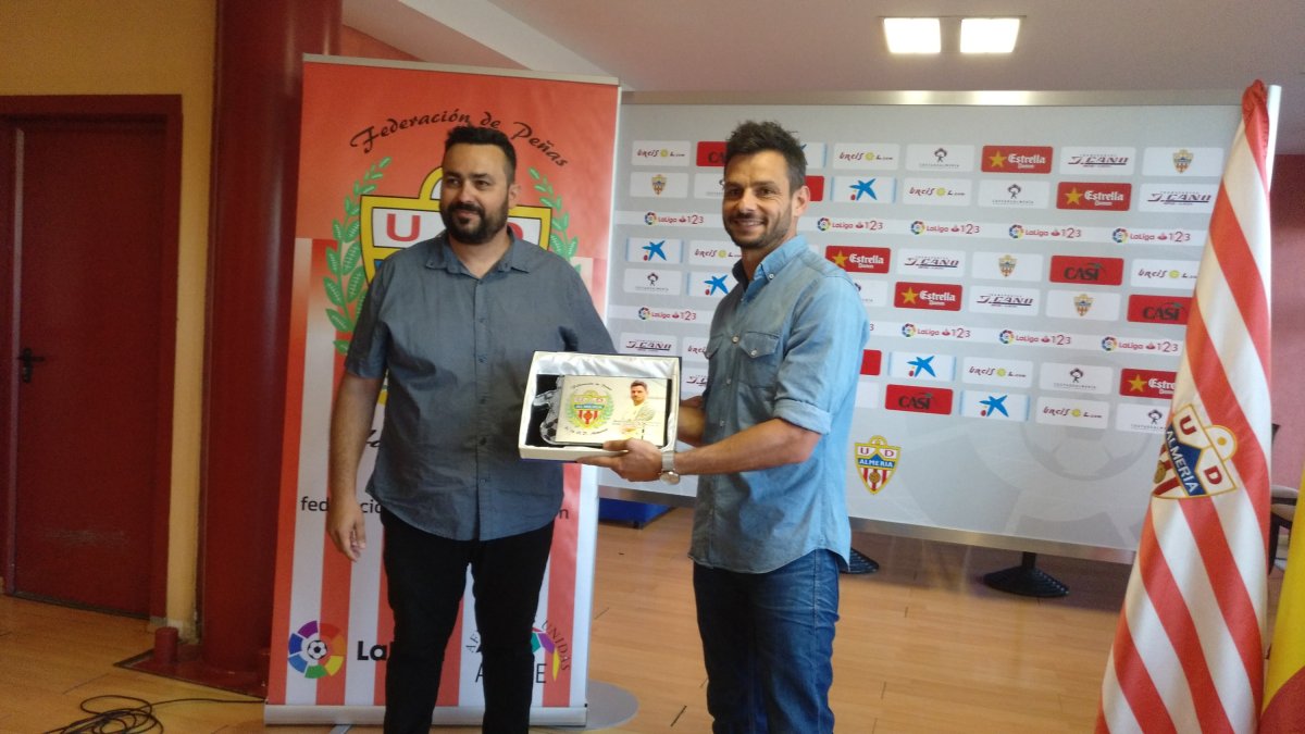 René, con el trofeo al mejor jugador del Almería.