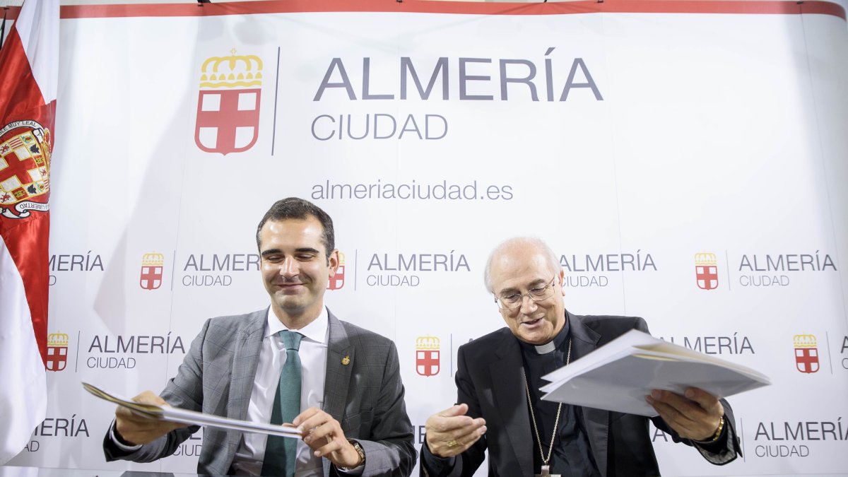 Ramón Fernández-Pacheco, alcalde de Almería, y el obispo de Almería, Adolfo González Montes