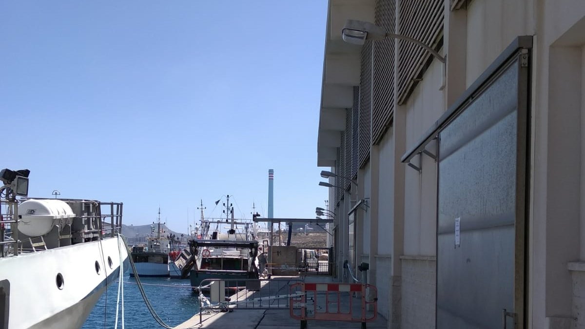 El Puerto de Carboneras lleva una semana precintado en el acceso a la lonja.