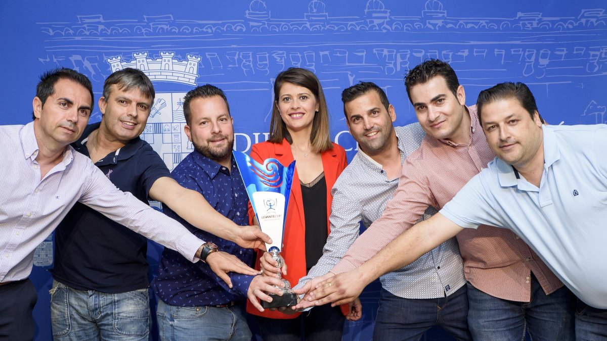 Ángeles Martínez con el equipo organizador.