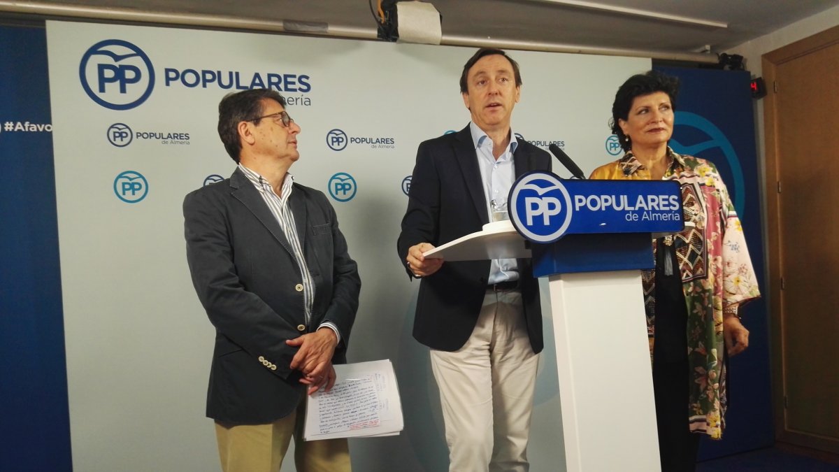 Juan José Matarí, Rafael Hernando y Carmen Navarro.