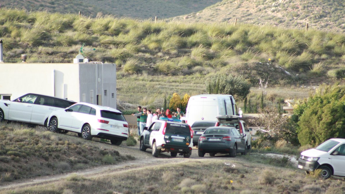 La acusada Ana Julia Quezada (sudadera roja) durante la reconstrucción en Rodalquilar