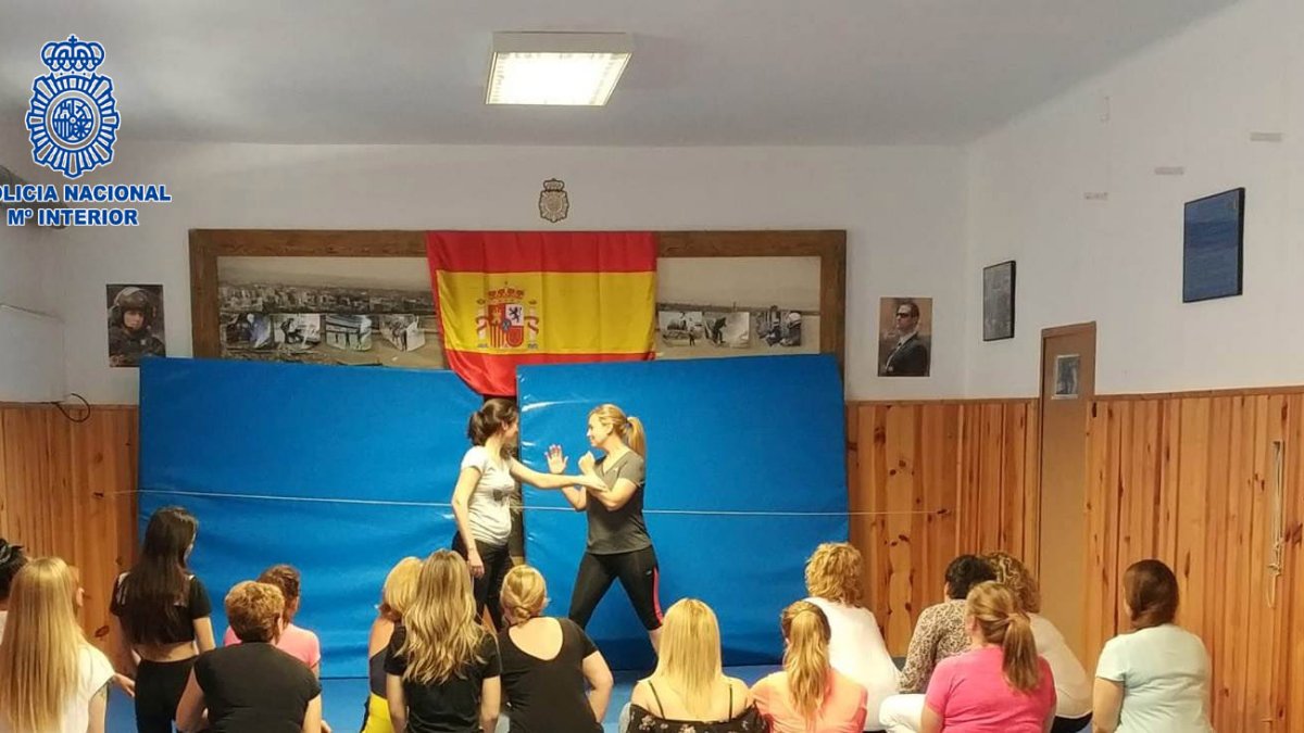 Curso de defensa personal impartido en la comisaría de la calle Alcalde Muñoz