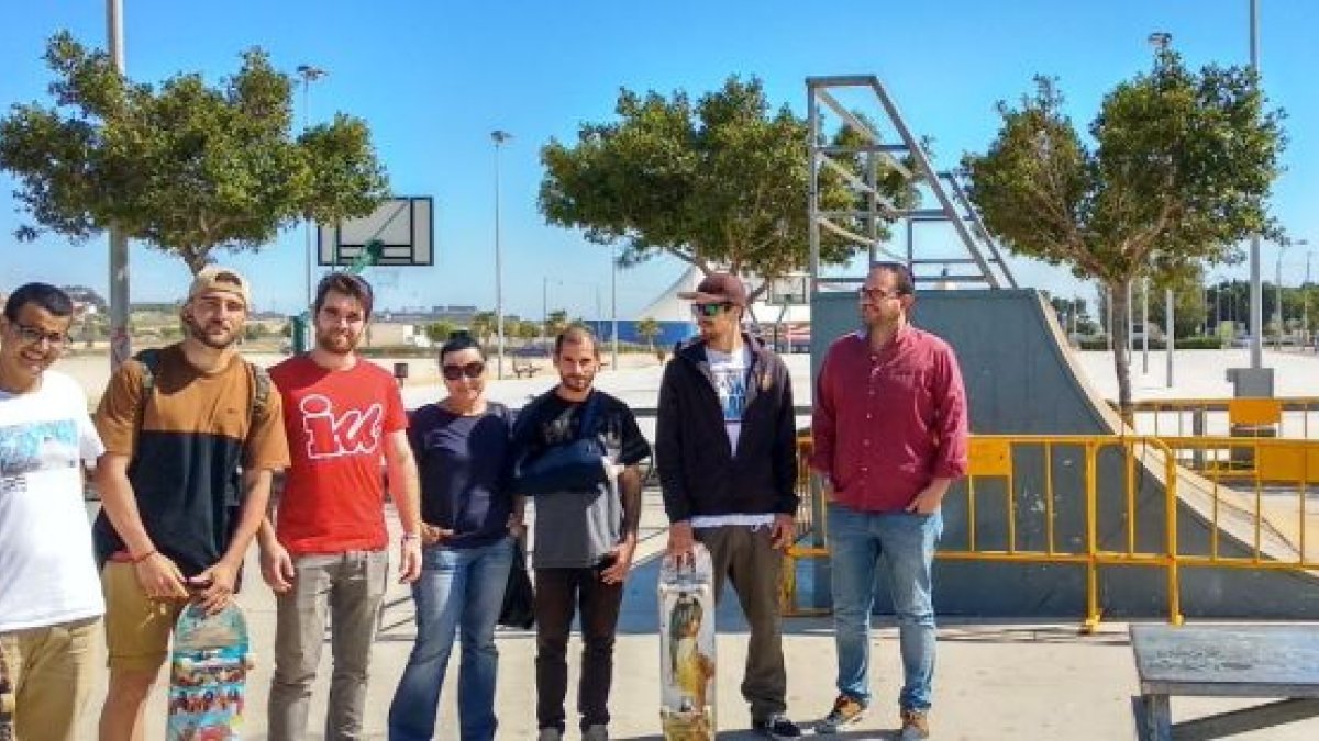 Miembros de IU y del club de skateboard de El Ejido.