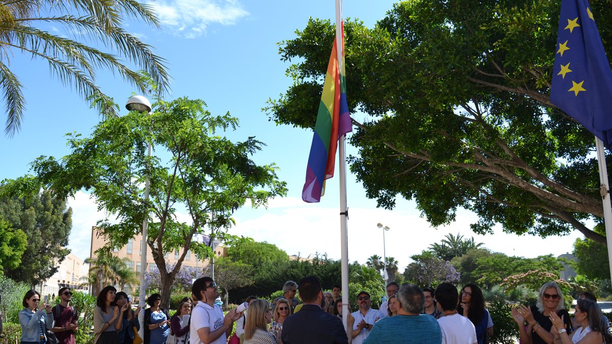 Izado de la bandera arcoiris en el campus de la UAL.