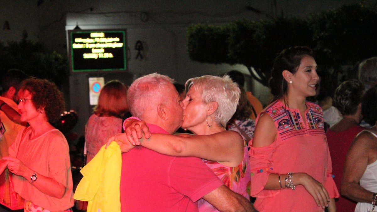 Besos en Mojácar en la Noche Romántica de 2017.