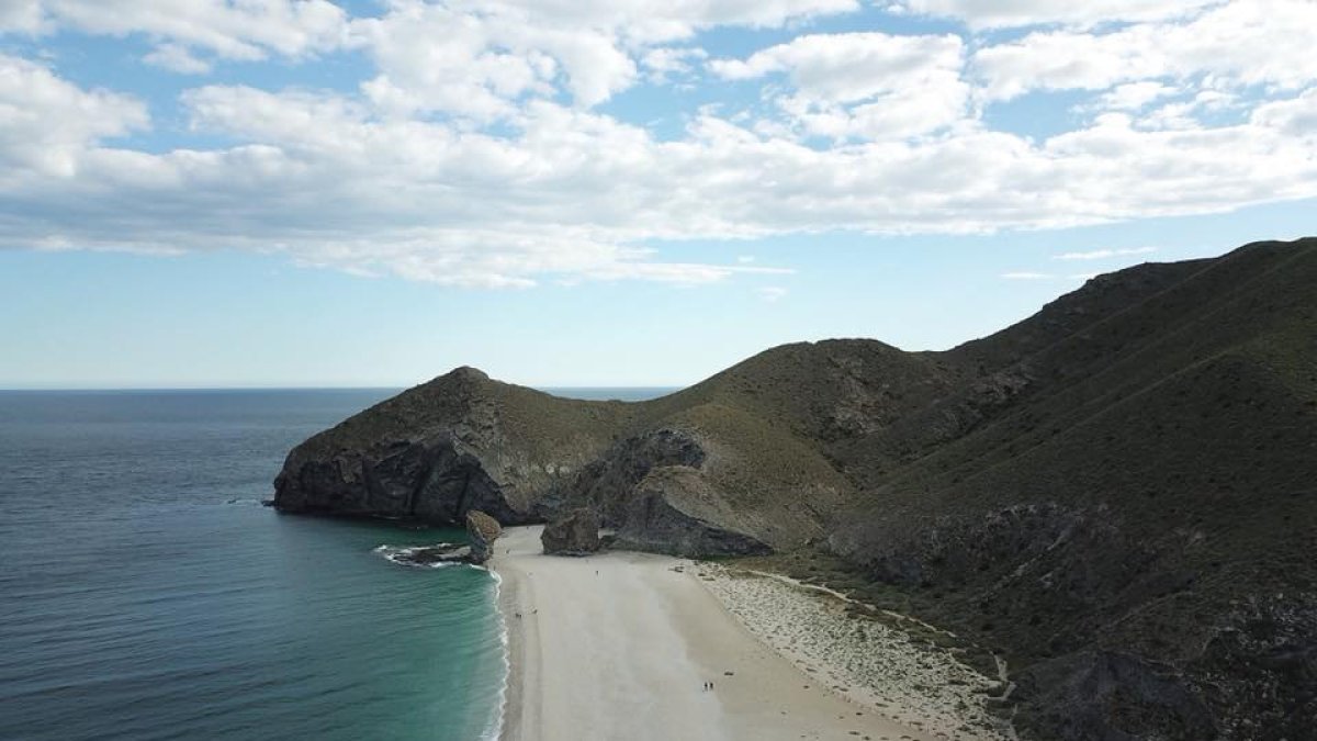 Playa de Los Muertos en temporada baja, una imagen atípica sin los miles de visitantes del verano.