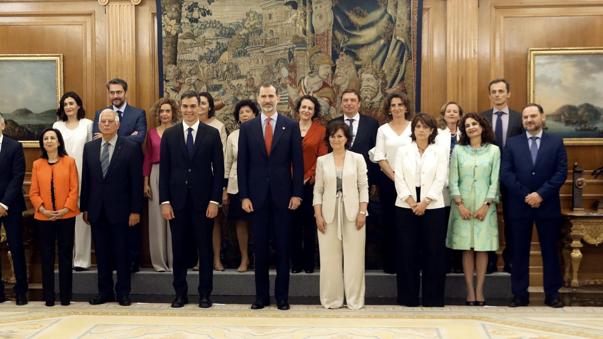Los nuevos ministros, acompañados del Rey Felipe VI, y el presidente del gobierno Pedro Sánchez, tras prometer su cargo.