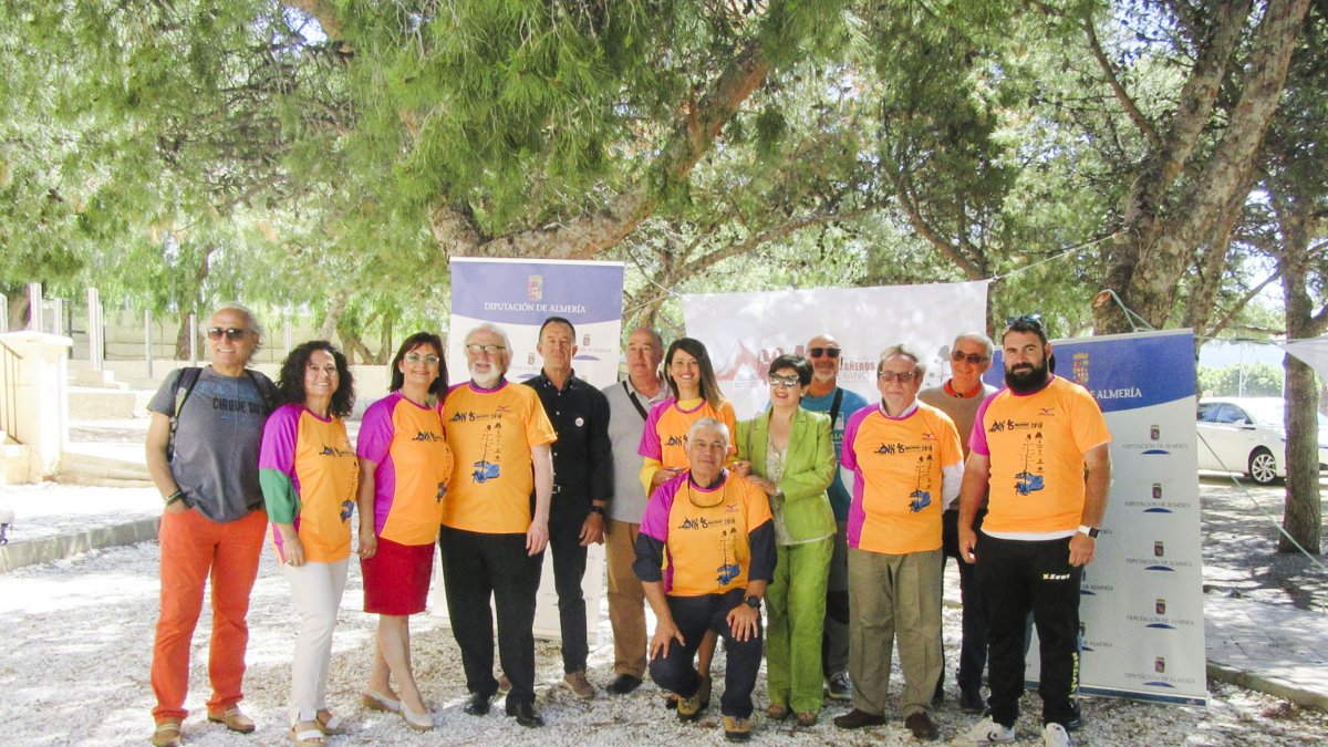 Presentación con camiseta incluida,