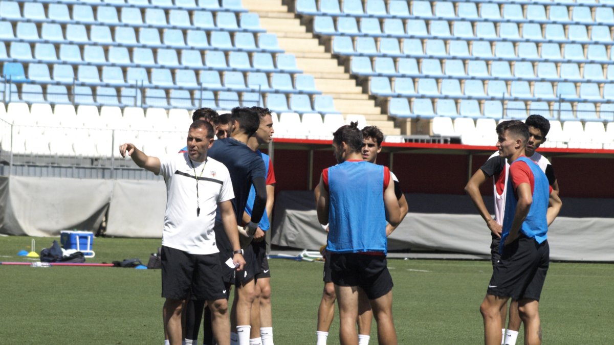Esteban Navarro hablando con los futbolistas.