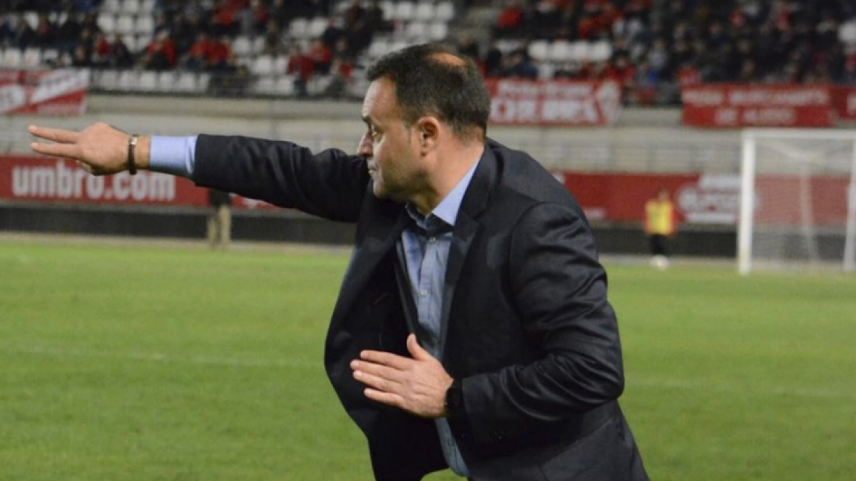 Salmerón deja el banquillo del club grana.
