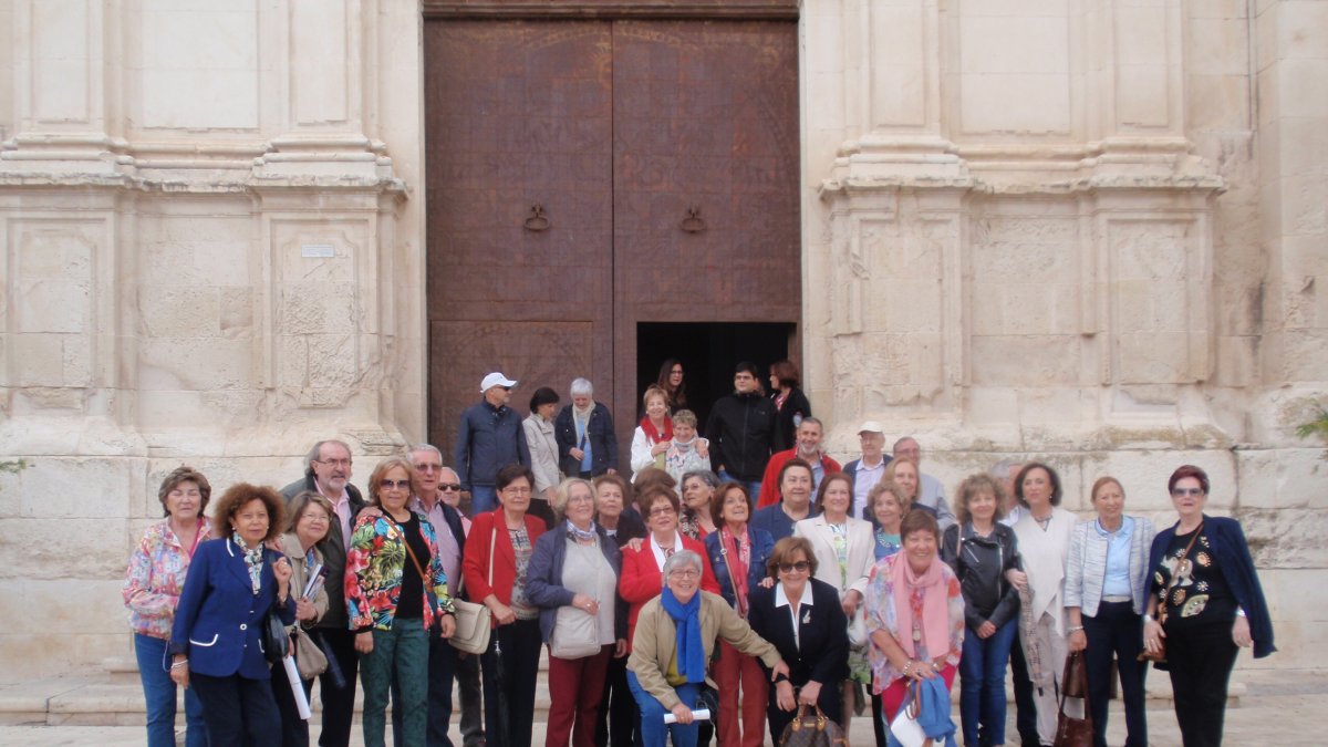 Fotografía de familia con parte de los asistentes en la iglesia de Nuestra Señora de la Encarnación.