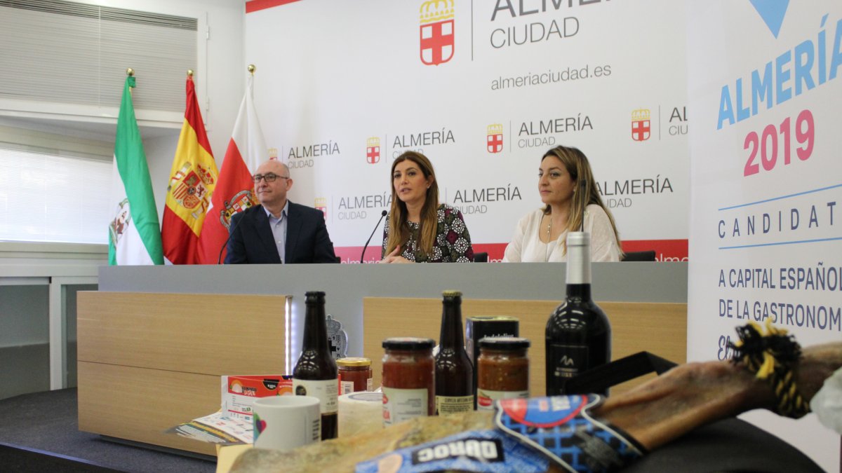 Los productos que se sortearán estuvieron presentes en la rueda de prensa.