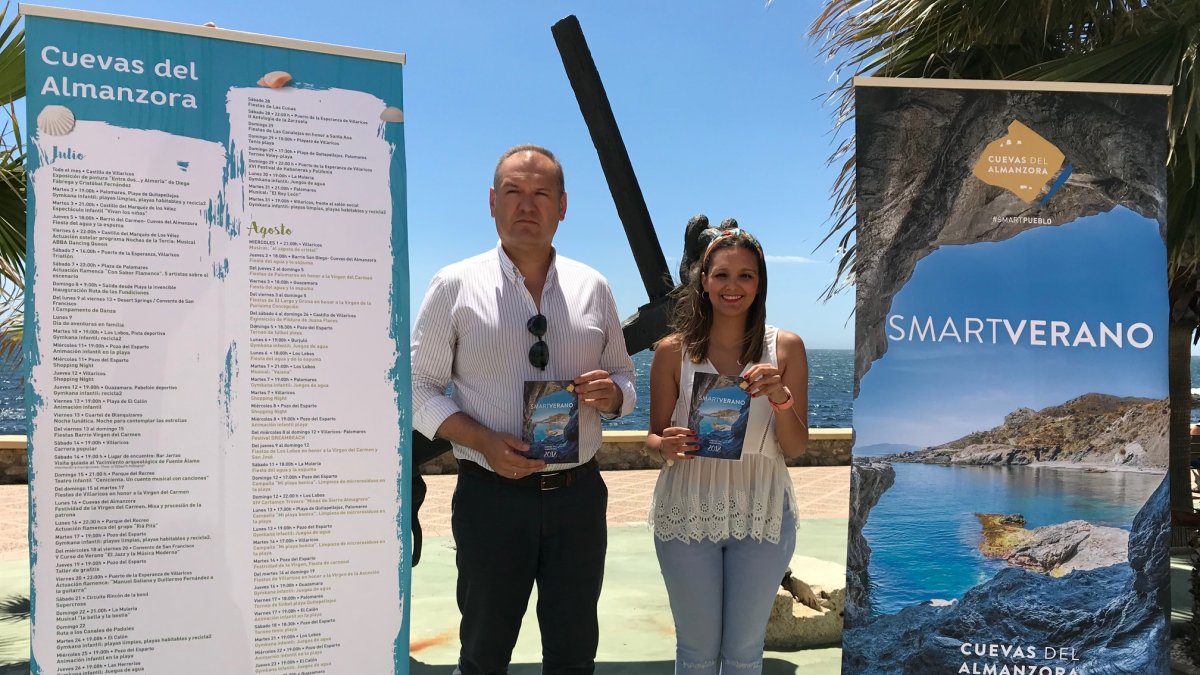 El alcalde y la concejala de Juventud en la presentación de la agenda \'Smartverano\'.