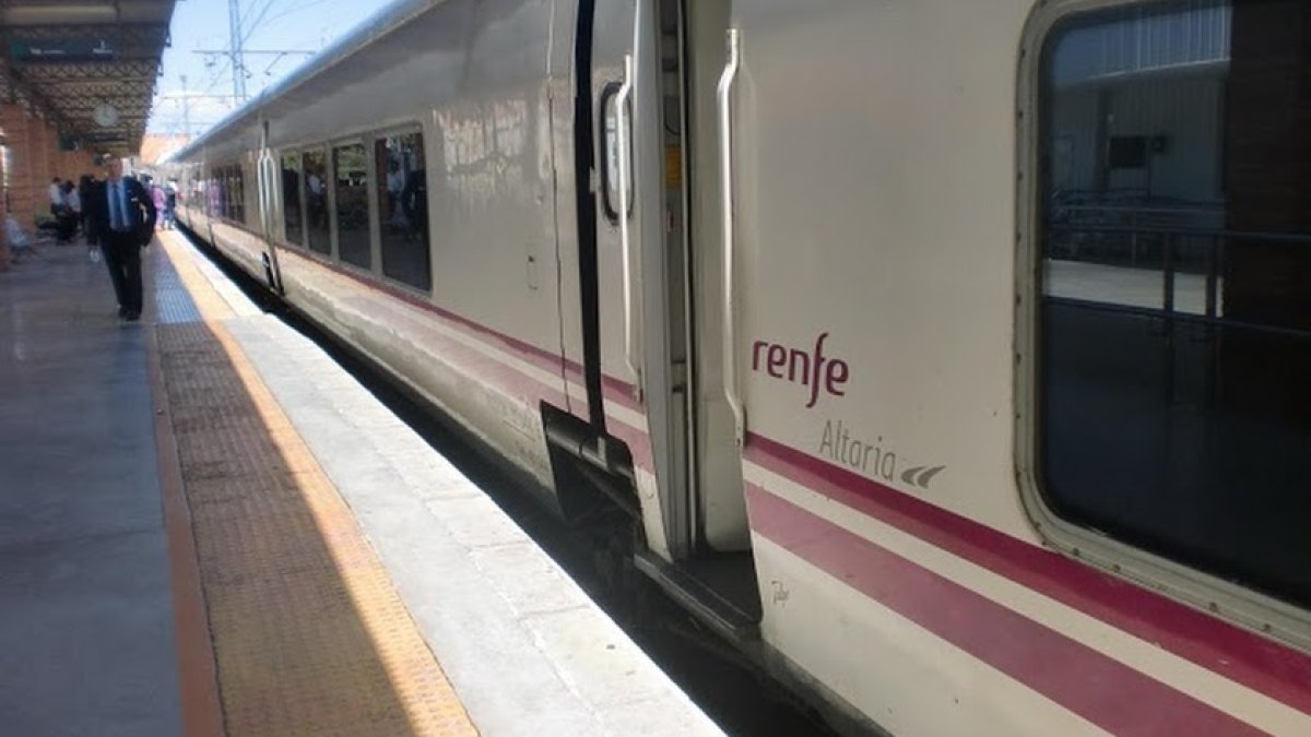 Talgo que une Almería y Madrid.